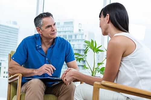 therapist and client in Benzodiazepine Addiction Treatment 