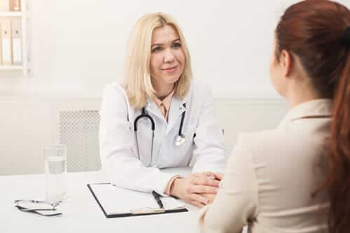 doctor comforting new patient in a dual diagnosis treatment program