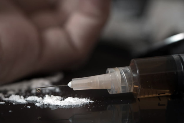 signs-of-meth-addiction needle and powder are signs of meth addiction